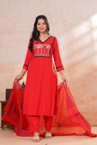 Conjunto de Kurta, Pantalón y Dupatta Bordados en Rojo para Mujer |   Traje Étnico de Algodón para Damas |   Ropa Festiva y Casual - Product Image 4