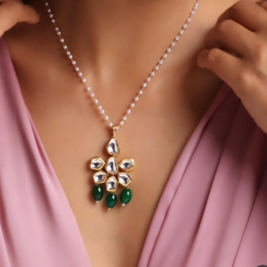 สร้อยคอจี้ Kundan ทำด้วยมือสีทองที่สง่างามพร้อมโซ่มุก, หิน polki สีขาวและสีเขียวลดลง ONYX-แบบดั้งเดิม - Product Image 2