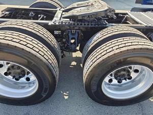 Camión Tractor Diésel 6x4 con Volante a la Izquierda para Logística y Transporte de Carga Internacional - Product Image 2