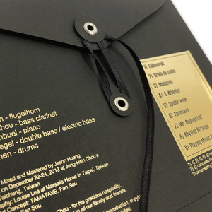 Sobre de cartón negro de lujo con estampado en lámina dorada personalizado para CD, con cierre de lazo de cinta. - Product Image 3