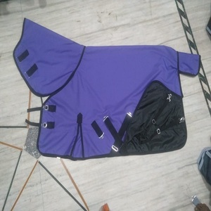 Couverture imperméable pour cheval, bleu violet noir, avec 4 sangles pour les pattes et double fermeture poitrine, pour usage extérieur, fabricant Inde - Product Image 2