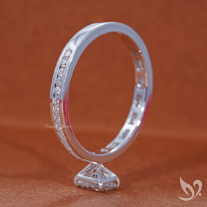 Anillo de compromiso de oro blanco de 10k refinado con banda delicada de diamantes radiantes cultivados en laboratorio de 0.5 ct, certificados por IGI. - Product Image 3