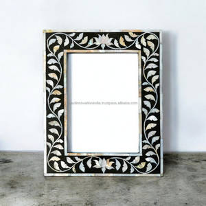 Cadre de miroir mural incrusté d'os unique: ajoutez une touche d'élégance à votre décor - Product Image 3