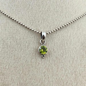 Colgante de Plata de Ley con Peridoto, Piedra de Nacimiento de Agosto, Gema Verde, Elegante Collar Hecho a Mano, Amuleto, Regalo - Product Image 3