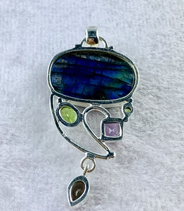 Pendentif de créateur en labradorite bleue naturelle - Bijou en argent sterling avec breloque goutte multi-pierres (améthyste, péridot, spinelle) - Product Image 4