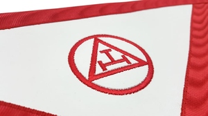 Delantal de Capellán del Arco Real Rojo con Bordado a Máquina, Regalia Masónica para Capítulo, Delantal Ceremonial de Francmasonería - Product Image 3