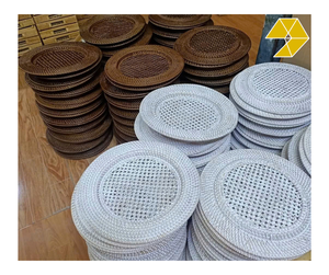 Assiette de présentation en rotin marron et blanc faite à la main pour la décoration de table de mariage et de fête - Product Image 1