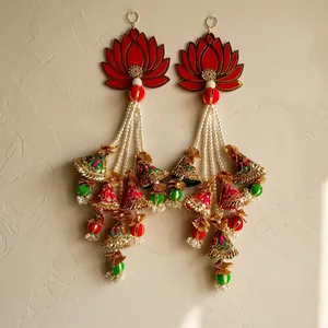 Decoración Tradicional de Pared con Loto Rojo y Dorado, con Borlas de Cuentas y Adornos de Campanas para la Entrada del Hogar en Diwali, 2 Piezas - Product Image 3