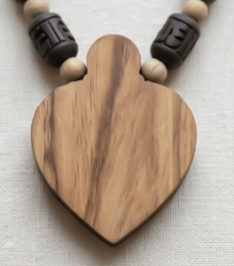 Collar Radha Tulsi Mala, Hecho a Mano con Cuentas de Madera Natural Beige, Joyería Espiritual Hindú para Oración, Meditación y Yoga, Regalo Sigma - Product Image 4