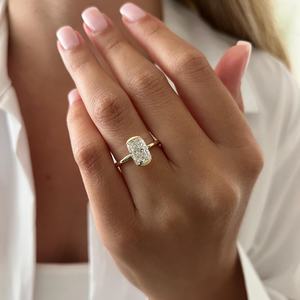 Bague de fiançailles minimaliste moderne en or jaune 14 carats avec diamant de laboratoire allongé de 2 carats, taille coussin, demi-sertissage, certifiée IGI - Product Image 1