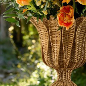 Urna de ratán y pedestal, florero y maceta de ratán hechos en Vietnam con diseño floral a precio de mayorista - Product Image 4