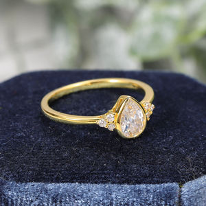 Bague de fiançailles en moissanite taille poire, argent 925 plaqué rhodium, sertissage à griffes, certifiée IGI, unisexe, forme goutte d'eau - Product Image 3