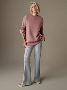 Sweat-shirt à col rond ultra-doux et surdimensionné, conçu avec un tissu en coton épais pour un confort tout au long de la journée et une coupe ample et élégante. - Product Image 4