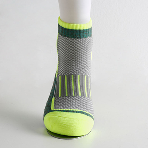 ถุงเท้ากีฬาผู้ชายสำหรับฤดูใบไม้ร่วง ระบายอากาศได้ดี กันลื่น เป็นมิตรกับสิ่งแวดล้อม เหมาะสำหรับกิจกรรมกลางแจ้ง - Product Image 5