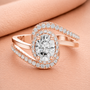 Un elegante anillo de diamantes con halo ovalado y banda trenzada, diseñado para una brillantez atemporal, lujo refinado y romance moderno. - Product Image 3