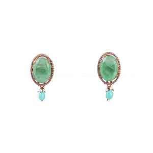 Pendientes de tuerca con halo de esmeralda verde ovalada en plata de ley 925 con acabado en oro, joyería festiva india minimalista. - Product Image 2