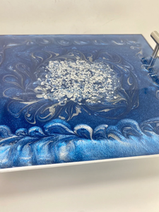 Bandeja decorativa de resina azul marino y plateada con asas modernas de barra plateada de Perfect Enterprises - Product Image 4