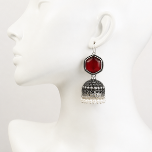 Pendientes Jhumka de Plata Oxidada Vintage con Piedra Hexagonal Roja y Perla para Mujer |   Pendientes Colgantes Hechos a Mano de Estilo Bohemio, Étnico y Tribal - Product Image 1