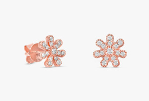 Boucles d'oreilles clous en or jaune avec diamants de laboratoire floraux - Product Image 6