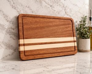 Planche à découper artisanale en bois dur, fabriquée par un artisan professionnel : rainure pour les jus, poignées, pieds antidérapants - Product Image 1