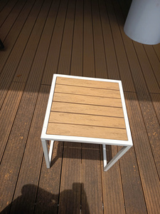 Table d'appoint d'extérieur carrée, table basse de patio, structure en métal, plateau en PS à lattes, mobilier de terrasse - Product Image 3