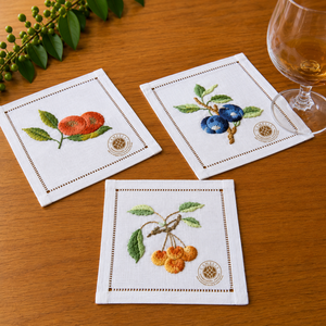 Serviette de cocktail Pop Art avec broderie aux motifs d'agrumes, apportant des couleurs fraîches et de la joie aux soirées cocktails. - Product Image 4