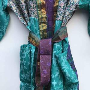 Kimono indio vintage reciclado de sari, patchwork floral sólido, transpirable, de secado rápido, cómodo, de seda japonesa, para playa o como pareo nupcial. - Product Image 4