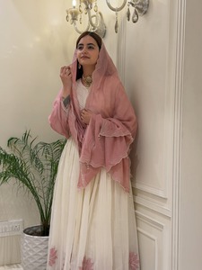 Robe Anarkali blanche en faux georgette épaisse avec broderie florale et dupatta rose, coupe ample, longueur au sol, tenue traditionnelle indienne - Product Image 1