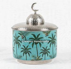 Boîte à dattes en métal imprimé palmier bleu aqua de luxe avec couvercle en forme de croissant de lune pour cadeau de Ramadan - Product Image 1