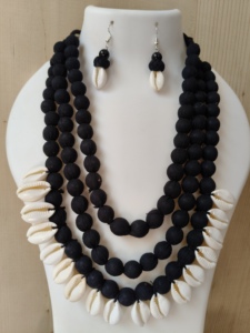 Collar Hecho a Mano con Cuentas de Tela Negra y Conchas de Cauri, Joyería Tribal Tradicional Boho para Mujer - Product Image 3
