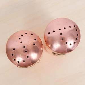 Salières et poivrières en cuivre, parfaites pour les repas en plein air et les pique-niques, ensemble d'assaisonnements compact et facile à transporter, provenant d'Inde. - Product Image 3