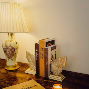 Juego de sujetalibros con diseño de mariposa dorada, soporte decorativo para libros con acabado dorado y diseño de alas de mariposa para estantería, biblioteca u oficina - Product Image 2