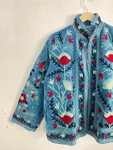Chaqueta de terciopelo de diseñador con bordados, patrones florales detallados, estilo bohemio chic, para capas de invierno, ropa exterior de moda para mujer - Product Image 2