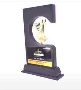 Base sólida para reconocimiento de destinos, eventos corporativos, diseño moderno, trofeo de premio con acento de copa dorada - Product Image 1