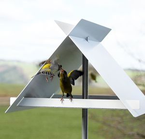 Comedero para pájaros de metal, casa decorativa para pájaros de jardín, refugio colgante para pájaros al aire libre, casa de hierro para la cría de aves, decorativa. - Product Image 1