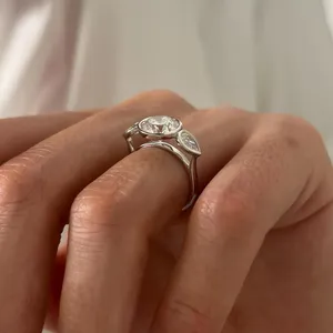 Bague de fiançailles en or blanc 18 carats avec diamant de laboratoire 2,5 carats E VVS2, trois pierres serties clos, design cathédrale, certifiée IGI - Product Image 3
