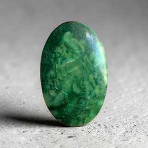 Cabujón de Jade Verde Natural, Corte Triangular, Pulido, Gema Suelta para Joyería - Product Image 1