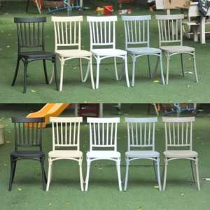 Silla de Jardín Tradicional de Plástico Moldeado en Color Beige Oscuro con Respaldo Rayado, Renovada para un Toque Moderno - Product Image 2