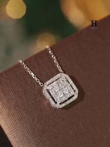 Collier pendentif personnalisé en or avec grappe de diamants baguette et ronds – Fabricant de bijoux fins - Product Image 4