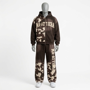 Ensemble survêtement homme marron camouflage, sweat à capuche et pantalon de jogging oversize, streetwear, personnalisable avec logo, tenue décontractée et sportive - Product Image 3