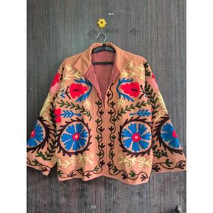 Chaqueta de Invierno Bohemia Floral de Terciopelo Reversible Acolchada y Bordada con Diseño Suzani Ecológico de Lavinas para Mujer - Product Image 3