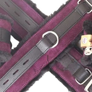 ชุดอุปกรณ์รัดตัวหนังเทียมสีม่วงพร้อมปลอกแขนและปลอกคอแบบล็อคได้ - Product Image 2