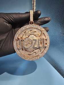 Colgante circular con letra personalizada de moissanita VVS, estilo hip hop, con incrustaciones de dos tonos, colgante de plata 925 chapado en oro para él. - Product Image 4
