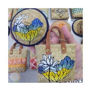 Porte-clés artisanal en herbe de jonc, fait main, en jonc naturel, pour souvenir, cadeau et breloque de sac, Vietnam - Product Image 1