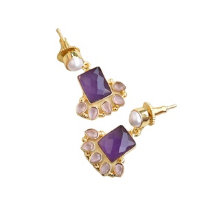 Pendientes de latón al por mayor con amatista y perlas de agua dulce, chapados en oro de 18 quilates, joyería clásica y moderna para exportación a granel. - Product Image 2