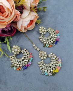 Conjunto de collar de gargantilla con piedra preciosa de corte redondo Royal, con aretes y mangtika, chapado en oro antiguo, joyería de diseñador de moda al por mayor. - Product Image 6