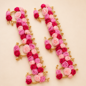 Guirnalda Floral Artificial Hecha a Mano con Rosas Rosadas y Anillo Dorado de Acrílico para Decoración de Bodas y Hogar Festivo - Product Image 1