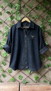 Encanto Vaquero Sin Esfuerzo: Camisa Clásica de Botones en Índigo con Detalle de Lazo Minimalista, Corte Relajado para el Día a Día - Product Image 2