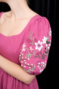 Robe midi en lin magenta artisanale, broderie florale, col carré élégant, manches bouffantes, robe midi décontractée pour femmes - Product Image 2