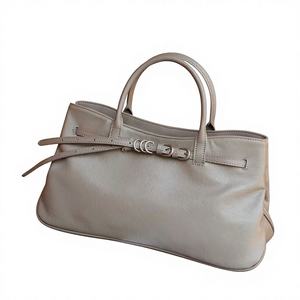 Sac à main portable en cuir véritable de couleur unie vintage, sac à bandoulière tendance, antivol, pour femmes - Product Image 1